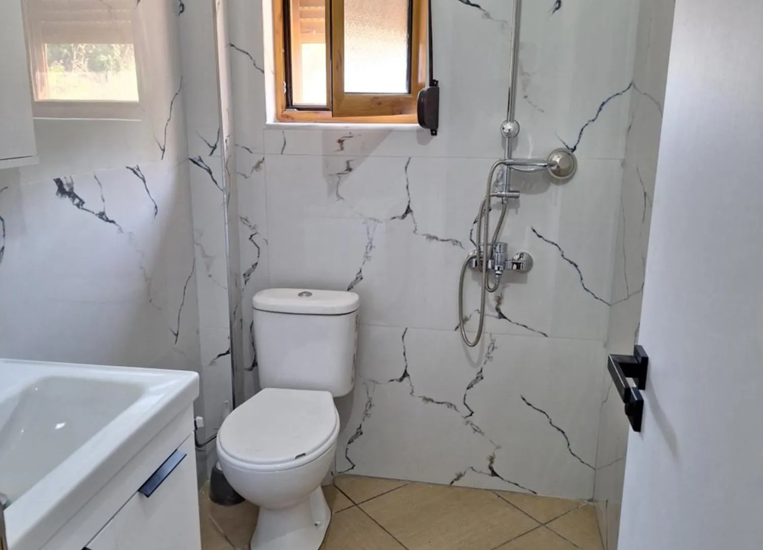 Villa 3 Bedrooms Sea And Lake View Sarandë